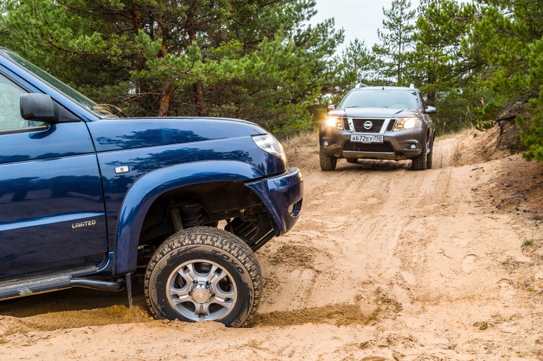 Участники марафона «60 часов «За рулем»: испытания песками и морозильной камерой. Часть 2. "За Рулем" www.zr.ru Все автомобили мы обули в шипованные шины Toyo 98T Observe G3‑ICE, которые понравились даже в песке. По пути в Москву мы оценили их надежность на свежевыпавшем снегу и гололеде: ставим зачет.