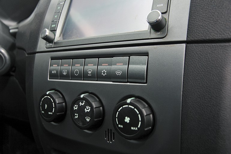 В ряду кнопок на панели кондиционера есть даже включение-выключение встроенного подогрева ветрового стекла!